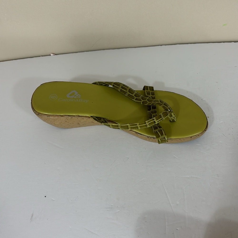 Carolina Bay Green Embossed Thong Wedge Platform Sandals Size 8